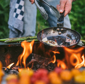 grill på en rentbrennende båltønne
