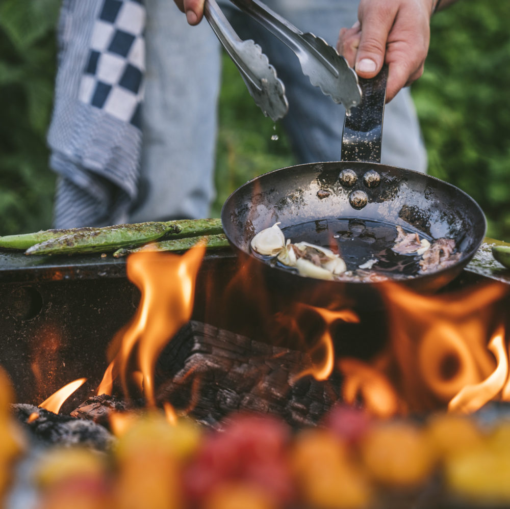 grill på en rentbrennende båltønne