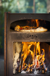pizzaovn i hagen på terassen